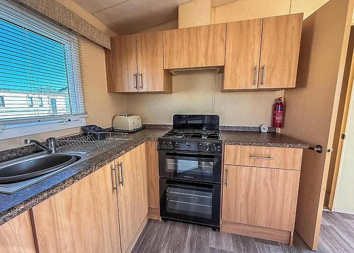 Lovely 6 Berth Caravan Nearby Hunstanton Beach In Norfolk Ref 23071T